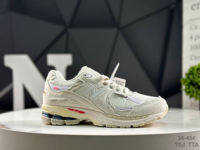 真标带半码 Nb New Balance 2002R沿袭了面世之初的经典科技，以 Encap 中底配以升级版 N-Ergy 缓震物料。鞋面则采用特色的柔软麂皮搭