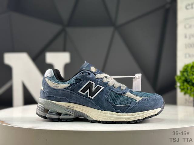 真标带半码 Nb New Balance 2002R沿袭了面世之初的经典科技，以 Encap 中底配以升级版 N-Ergy 缓震物料。鞋面则采用特色的柔软麂皮搭