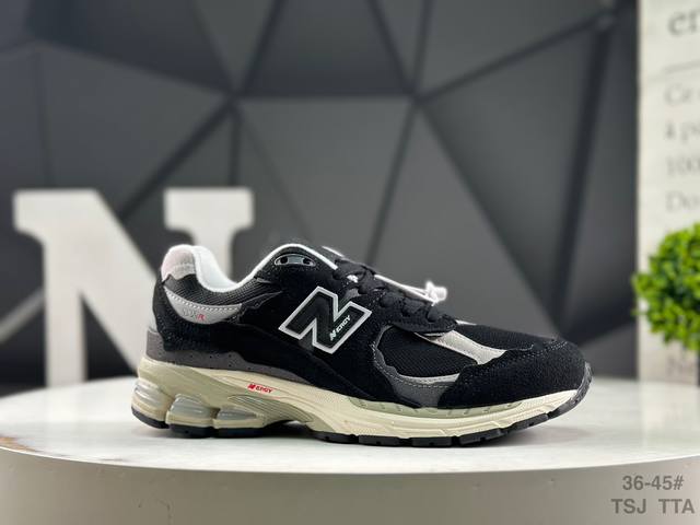 真标带半码 Nb New Balance 2002R沿袭了面世之初的经典科技，以 Encap 中底配以升级版 N-Ergy 缓震物料。鞋面则采用特色的柔软麂皮搭