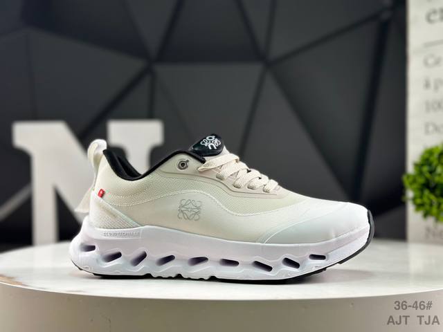On 昂跑 Cloudtilt轻量运动休闲鞋！脚感很舒服，鞋底柔软且包裹性好，上脚显腿长，不用系鞋带很方便～ 不管休闲还是运动都很百搭。尺码：如图所示 Ajt