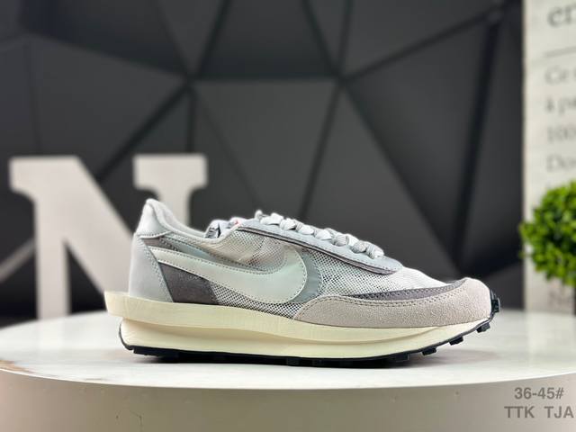 耐克 Sacai X N Ldwaffle ”Midnight Spruce And University Red“ 华夫2.0 黑蓝红解构 三方联名 采用了别