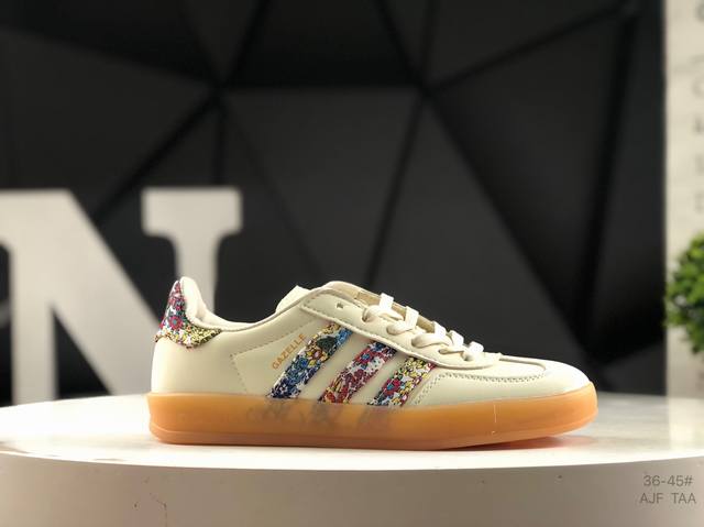 阿迪达斯 Gazelle Indoor 休闲耐磨轻便 低帮 板鞋这款阿迪达斯运动鞋是 1979年 Gazele Lndoor 运动鞋的复兴，柔软的绒面革和耐用的