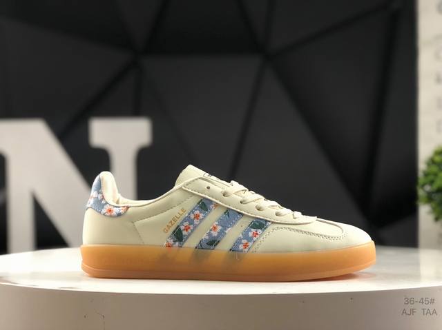 阿迪达斯 Gazelle Indoor 休闲耐磨轻便 低帮 板鞋这款阿迪达斯运动鞋是 1979年 Gazele Lndoor 运动鞋的复兴，柔软的绒面革和耐用的