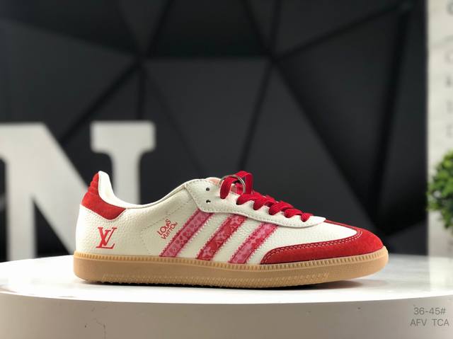阿迪达斯 Adidas Samba Og 经典鞋款Adidas 近70年的经典Samba Og 修长的鞋楦,略微尖尖的鞋头,翻毛皮的鞋头拼接,这些我们都看得到的