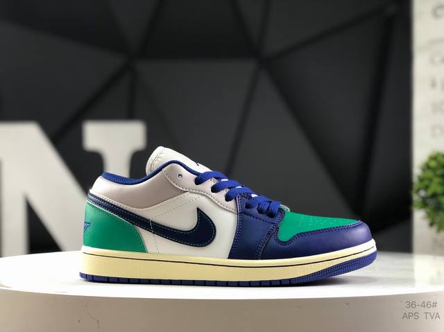 耐克 Air Jordan 1 Low 低帮 蓝柠檬 Aj1 乔丹1代 Aj1 乔1 低邦 蓝黄拼接 乔丹篮球鞋系列 鞋身采用蓝色皮革勾勒轮廓，明黄色注入后跟收