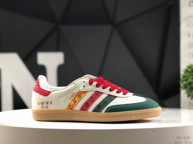 阿迪达斯 Adidas Samba Og 经典鞋款Adidas 近70年的经典Samba Og 修长的鞋楦,略微尖尖的鞋头,翻毛皮的鞋头拼接,这些我们都看得到的