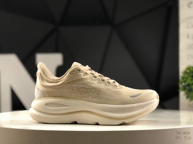 小红书推荐 Hoka W Bondi 9 这个品牌来自于新西兰的毛利语，Hoka表示大地，One One表示飞越，连起来就是飞越地平线，One One不是读作“