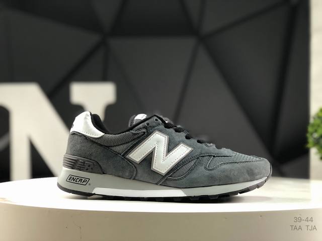Nb New Balance R_C 0 Surplus Nb全新创作的 R_C 0 Surplus 鞋款以 New Balance 于1985年推出的千系传奇