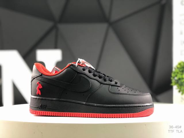 耐克 Nike Air Force 7 空军一号低帮百搭休闲运动板鞋。柔软、弹性十足的缓震性能和出色的中底设计，横跨复古与现代的外型结合，造就出风靡全球三十多年