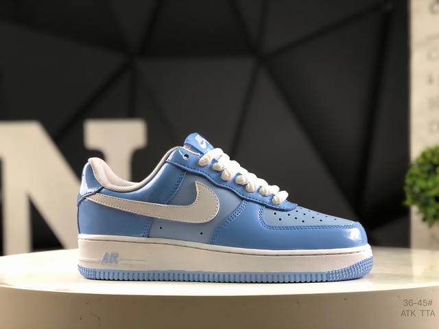 耐克 Nike Air Force 7空军一号低帮百搭休闲运动板鞋。柔软、弹性十足的缓震性能和出色的中底设计，横跨复古与现代的外型结合，造就出风靡全球三十多年的