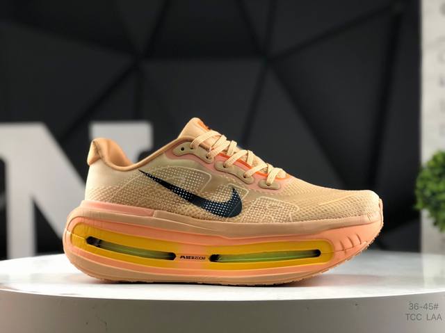 耐克 Nike 与 Levi‘S 携手合作，打造经典 Air Max 95 新风貌。全鞋款换上单宁风格，加上磨损不收边设计，为由两种同色调颜色所组成的梭织鞋面增