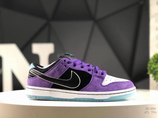 耐克 Nike Dunk Low What The Ducks 由Nike与新成立的Division St.合作，在设计师Tinker Hatfiel的推动下打