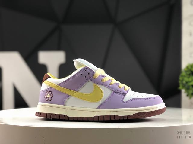 耐克 Nike Dunk Low 这款女生专属球鞋采用柔和优雅的色调，将 Soft Pink 与微妙的色调融为一体，非常适合追求精致风格的女生们。Nike Du