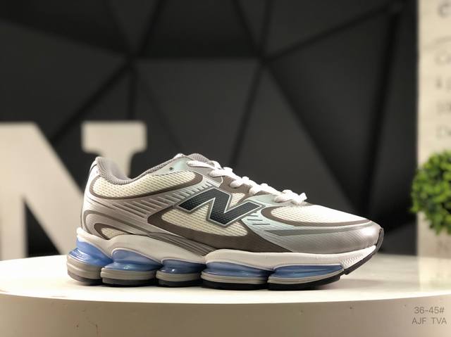 新百伦 New Balance Nb U2000 运动跑步鞋。此复刻经典鞋款，加入当下大热的户外元素，以曾经篮球鞋款型式样加以打造鞋款造型。编织鞋带以及加强稳固