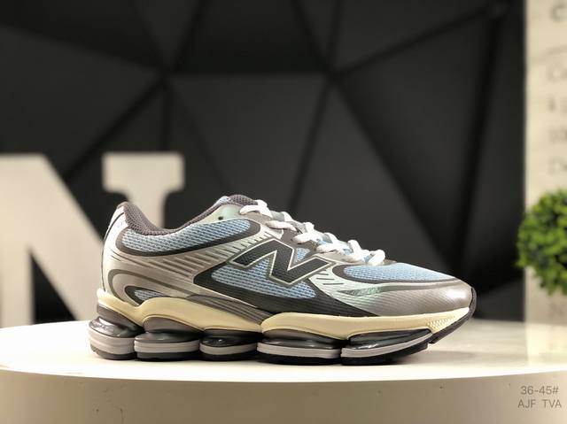 新百伦 New Balance Nb U2000 运动跑步鞋。此复刻经典鞋款，加入当下大热的户外元素，以曾经篮球鞋款型式样加以打造鞋款造型。编织鞋带以及加强稳固