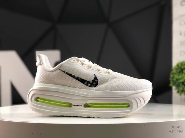 耐克 Nike Vomero Premium 耐克顶级迈柔 路跑鞋，通过超强缓震与舒适度的全面提升令跑步更加轻松，缓解冲击压力，加快恢复节奏。Nike Vome