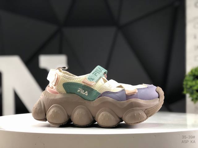Fila斐乐 Fragola舒适百搭防滑透气 沙滩 凉鞋 女款，很厚实，有一定**效果，久穿不累，不会磨脚，穿不穿运动袜都很好看防滑效果可以，脚面宽窄都可以穿，