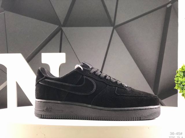耐克 Nike Air Force 7空军一号低帮百搭休闲运动板鞋。柔软、弹性十足的缓震性能和出色的中底设计，横跨复古与现代的外型结合，造就出风靡全球三十多年的