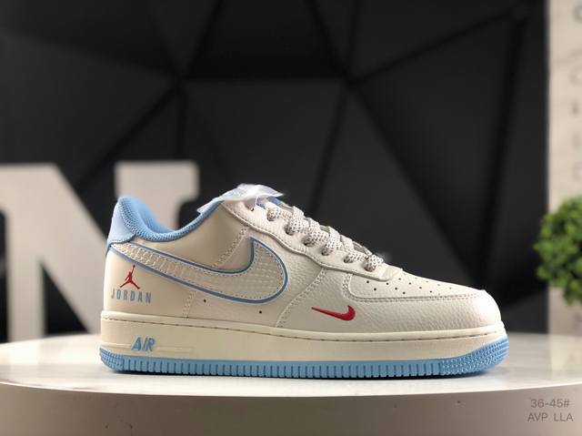 耐克Nike Air Force 1“07空军一号低帮百搭休闲运动板鞋。柔软、弹性十足的缓震性能和出色的中底设计，横跨复古与现代的外型结合，造就出风靡全球三十多
