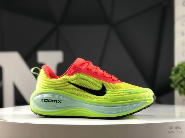 耐克 Nike Vomero Plus 登月减震跑步鞋货号 Hv8 -600尺码：如图所示 Apv Tva