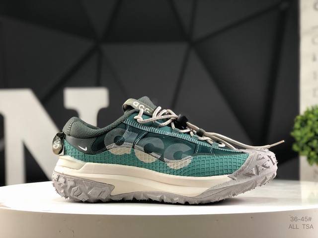 耐克 Nike Acg Mountain Fly Low “Fossil Stone” 低帮版本的Mountain Fly 全新来袭。该鞋款沿袭前代高帮型的设计
