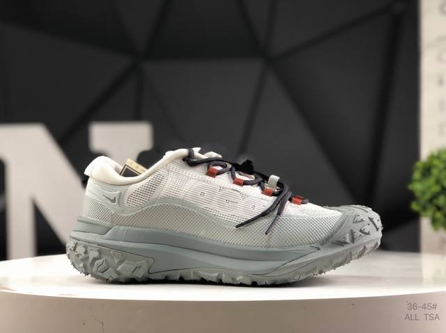耐克 Nike Acg Mountain Fly Low “Fossil Stone” 低帮版本的Mountain Fly 全新来袭。该鞋款沿袭前代高帮型的设计