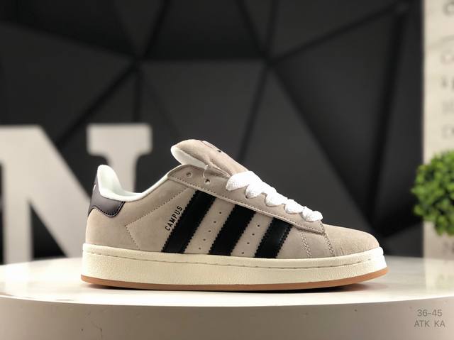 阿迪达斯 Adidas Originals Campus 00S 小面包 鞋身采用绒面皮料搭配白色常规皮革，质感上还是延续了经典 Campus 的设计。鞋舌填充