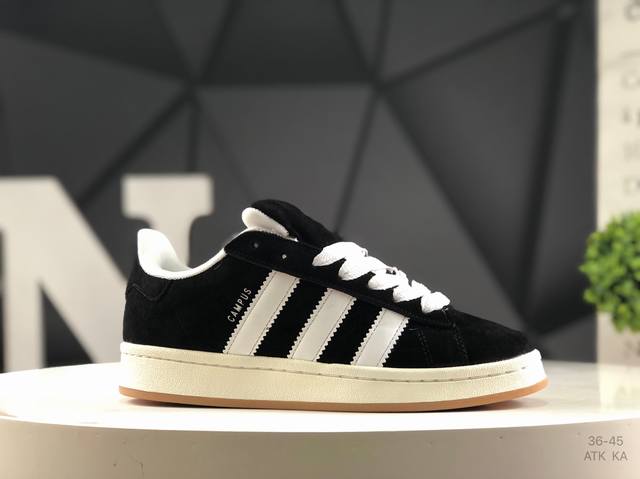 阿迪达斯 Adidas Originals Campus 00S 小面包 鞋身采用绒面皮料搭配白色常规皮革，质感上还是延续了经典 Campus 的设计。鞋舌填充