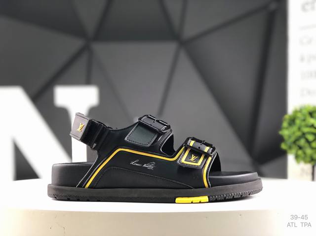 Lv Louis Vuitton 凉鞋平底凉鞋以精致拉菲草鞋面道出手工艺格调，搭配韧性鞋垫和轻盈微型外底，营造舒适惬意的穿着体验。魔术贴鞋带之一的 Lv标识源自