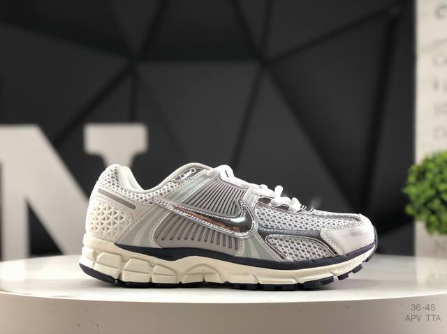 耐克 Nike Zoom Vomero 5 Sp复古风潮 网面透气运动鞋 先行尝鲜版紧致的鞋面材质提供良好的包裹性鞋侧 Swoosh以及鞋头部分搭配增添不少亮点