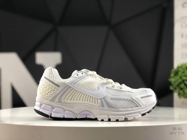 耐克 Nike Zoom Vomero 5 Sp复古风潮 网面透气运动鞋 先行尝鲜版紧致的鞋面材质提供良好的包裹性鞋侧 Swoosh以及鞋头部分搭配增添不少亮点