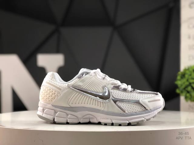 耐克 Nike Zoom Vomero 5 Sp复古风潮 网面透气运动鞋 先行尝鲜版紧致的鞋面材质提供良好的包裹性鞋侧 Swoosh以及鞋头部分搭配增添不少亮点