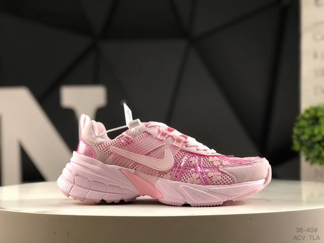 耐克 Nike V2K Run跑步鞋复古风潮 网面透气运动鞋 灰银紧致的鞋面材质提供良好的包裹性鞋侧 Swoosh以及鞋头部分搭配增添不少亮点的镀铬细节鞋垫上印