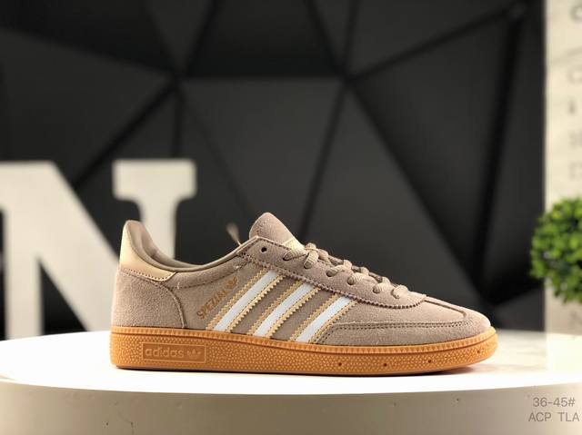 阿迪达斯 Adidas Handball Spezial 低帮三叶草学院风复古休闲板鞋 德训鞋 橡胶底柔软皮革经典运动鞋板鞋。圆头、缝合拼接设计、正面绑带、鞋舌