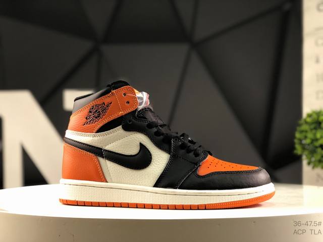 耐克 Air Jordan 1 Retro High Midnight Navy Aj1 乔丹1代 乔丹篮球鞋系列 鞋款整体采用白黑蓝配色方案，鞋身采用优质白色