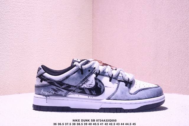公司级Nike Dunk Sb Low 全新配色 定制Dunk Sb顾名思义，具有经典的Dunk血缘，又注入了更多的时尚元素。相较于普通的Dunk滑板鞋，改良版