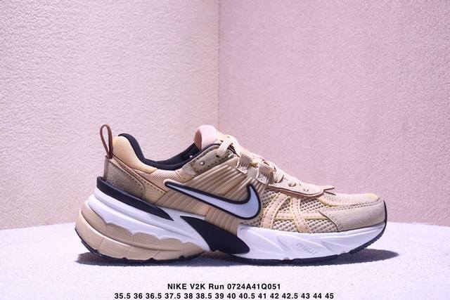 Nike V2K Runtekk 公司级版本减震防滑复古低帮跑步鞋材质上使用大面积网眼 皮革 Tpu 组成 支撑和透气性肯定不错 中底处由 Cushlon 泡绵