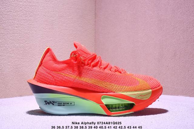 公司级新品发布 Nike Air Zoom Alphafly Next%3 Proto整体采用前作的设计语言，并且对后者的细节进行升级，马拉松和长距离路跑的性能