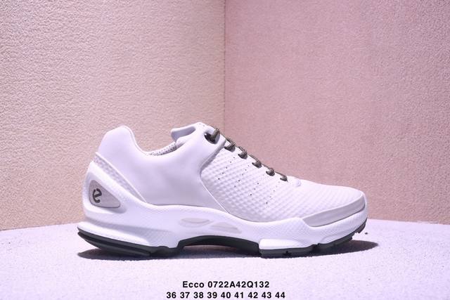 Ecco 爱步15周年经典 白色 春夏百搭。 #经典和现代工艺品质融合 精选小牛皮面料 百搭休闲老爹鞋 舒适性相当不错 版型楦型非常到位上脚 专柜热销款 独有鞋