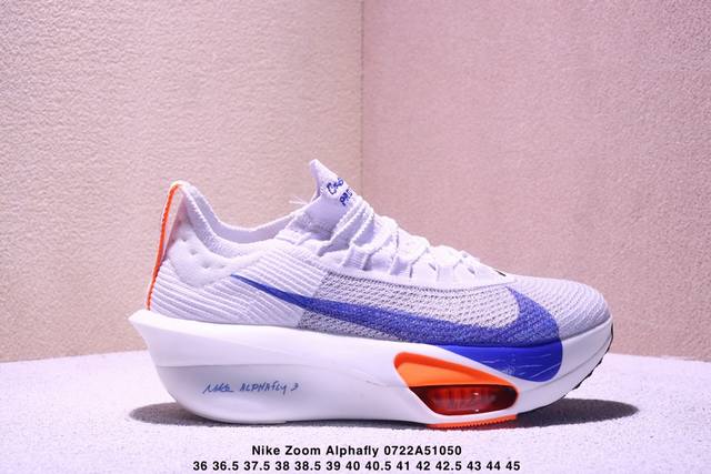 公司级新品发布 Nike Air Zoom Alphafly Next%3 Proto整体采用前作的设计语言，并且对后者的细节进行升级，马拉松和长距离路跑的性能