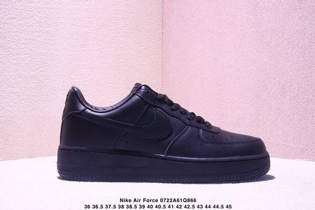 公司级耐克Nike Air Force 1“07空军一号低帮百搭休闲运动板鞋。柔软、弹性十足的缓震性能和出色的中底设计，横跨复古与现代的外型结合，造就出风靡全球