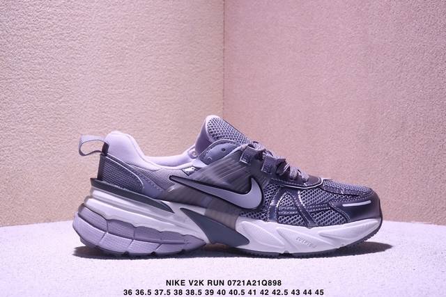 真标耐克Nike V2K Run跑步鞋复古风潮 网面透气运动鞋 灰银紧致的鞋面材质提供良好的包裹性鞋侧 Swoosh以及鞋头部分搭配增添不少亮点的镀铬细节鞋垫上