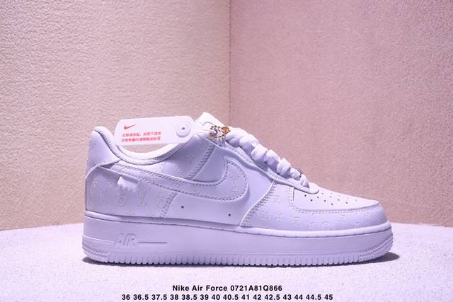 耐克 Nike Air Force 1 ’07 空军一号低帮百搭休闲运动板鞋。柔软、弹性十足的缓震性能和出色的中底设计，横跨复古与现代的外型结合，造就出风靡全球