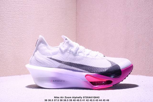 公司级新品发布 Nike Air Zoom Alphafly Next%3 Proto整体采用前作的设计语言，并且对后者的细节进行升级，马拉松和长距离路跑的性能