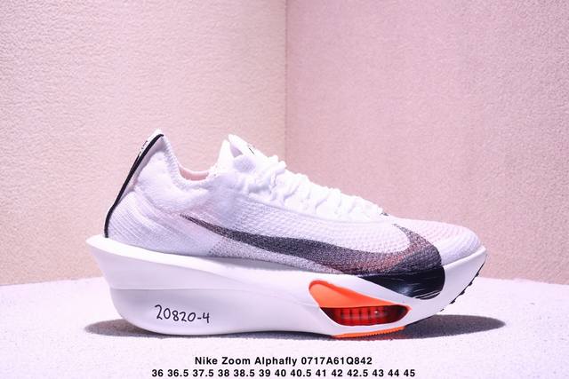 公司级新品发布 Nike Air Zoom Alphafly Next%3 Proto整体采用前作的设计语言，并且对后者的细节进行升级，马拉松和长距离路跑的性能