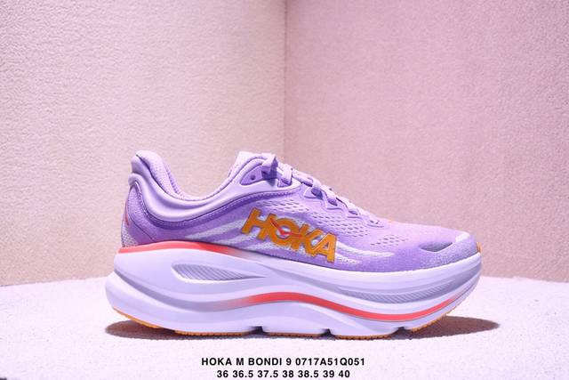 Hoka M Bondi 9 轻盈跑鞋这个品牌来自于新西兰的毛利语，Hoka表示大地，One One表示飞越，连起来就是飞越地平线，One One不是读作“万万