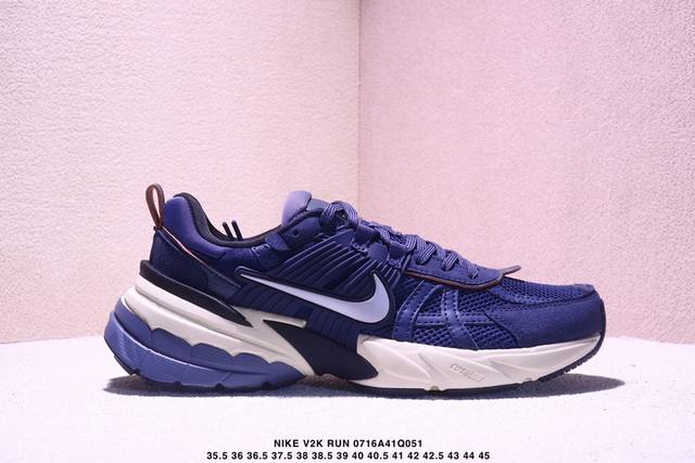 真标耐克Nike V2K Run跑步鞋复古风潮 网面透气运动鞋 灰银紧致的鞋面材质提供良好的包裹性鞋侧 Swoosh以及鞋头部分搭配增添不少亮点的镀铬细节鞋垫上