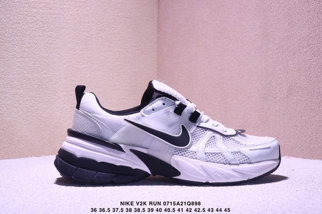 真标耐克Nike V2K Run跑步鞋复古风潮 网面透气运动鞋 灰银紧致的鞋面材质提供良好的包裹性鞋侧 Swoosh以及鞋头部分搭配增添不少亮点的镀铬细节鞋垫上
