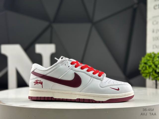 耐克 Nk Dunk Low 低帮休闲板鞋 #鞋款采用简洁外观，结合优质材料与柔软衬垫，舒适耐穿。配色由煤黑、橡皮浅褐和淡象牙白搭配，统一色调可便于整体衣着的搭