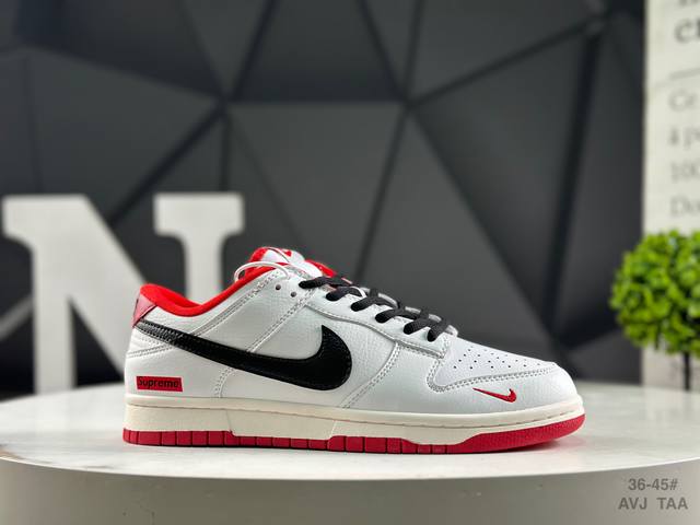 耐克 Nk Dunk Low 低帮休闲板鞋 #鞋款采用简洁外观，结合优质材料与柔软衬垫，舒适耐穿。配色由煤黑、橡皮浅褐和淡象牙白搭配，统一色调可便于整体衣着的搭